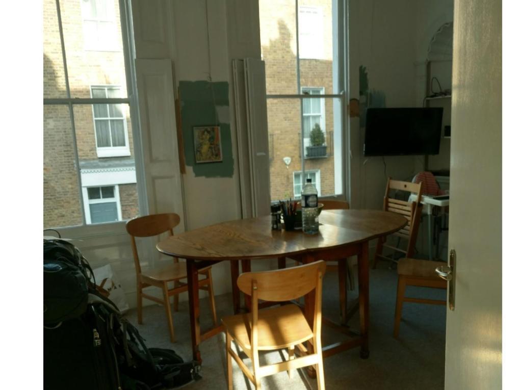 Central London Flat. Georgian Terrace. Bright. Oda fotoğraf